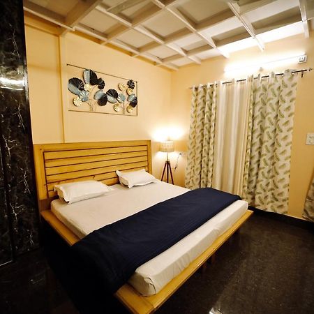 The Location, A Penthouse Hotel เดห์ราดุน ภายนอก รูปภาพ