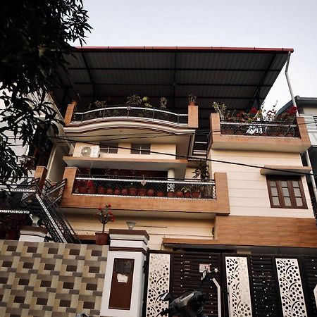 The Location, A Penthouse Hotel เดห์ราดุน ภายนอก รูปภาพ