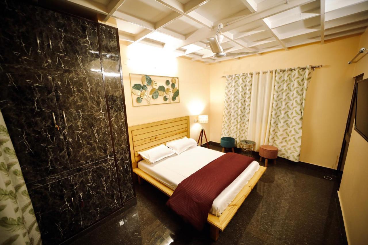 The Location, A Penthouse Hotel เดห์ราดุน ภายนอก รูปภาพ