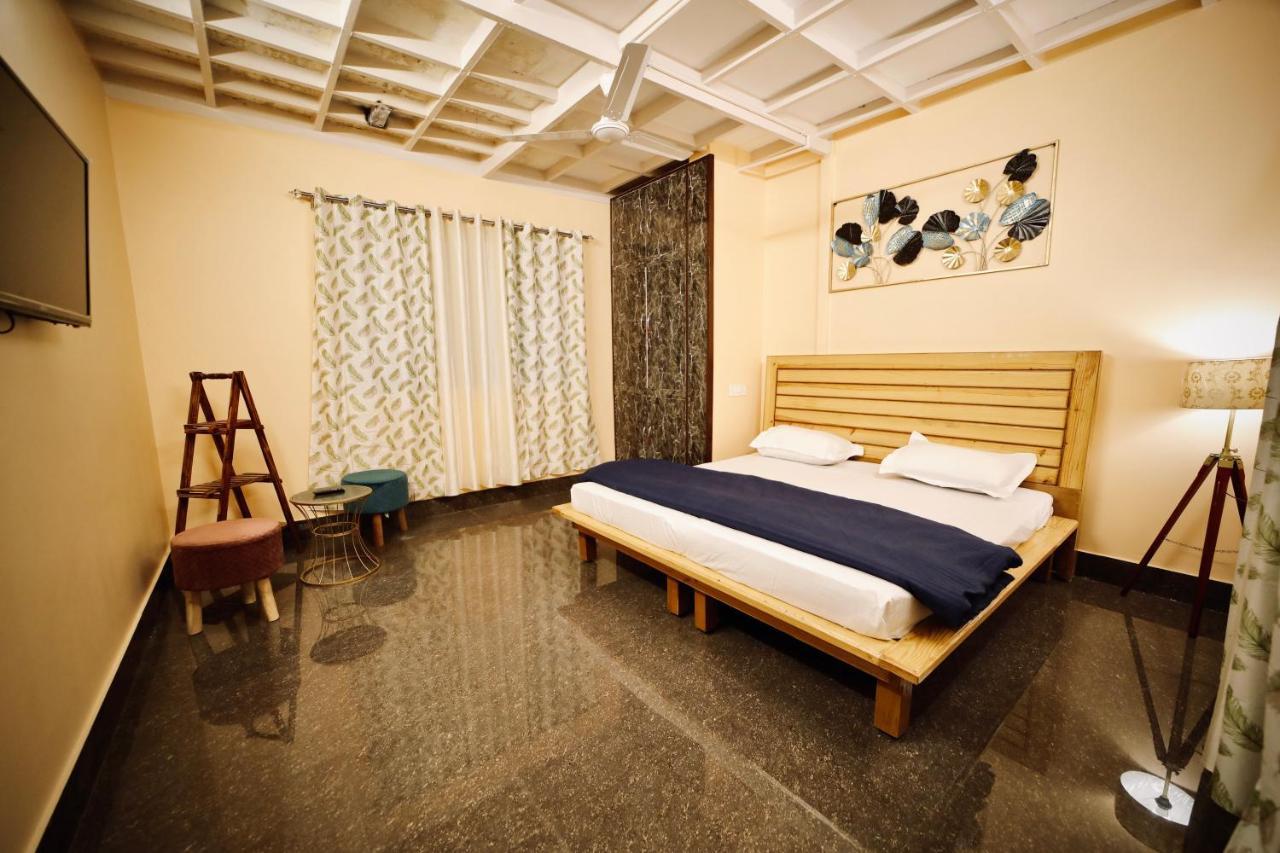 The Location, A Penthouse Hotel เดห์ราดุน ภายนอก รูปภาพ
