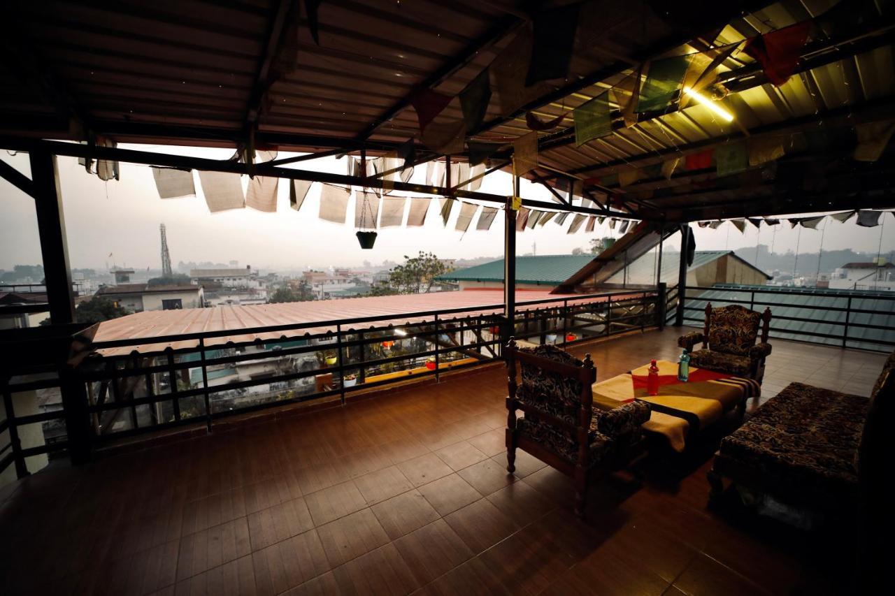 The Location, A Penthouse Hotel เดห์ราดุน ภายนอก รูปภาพ