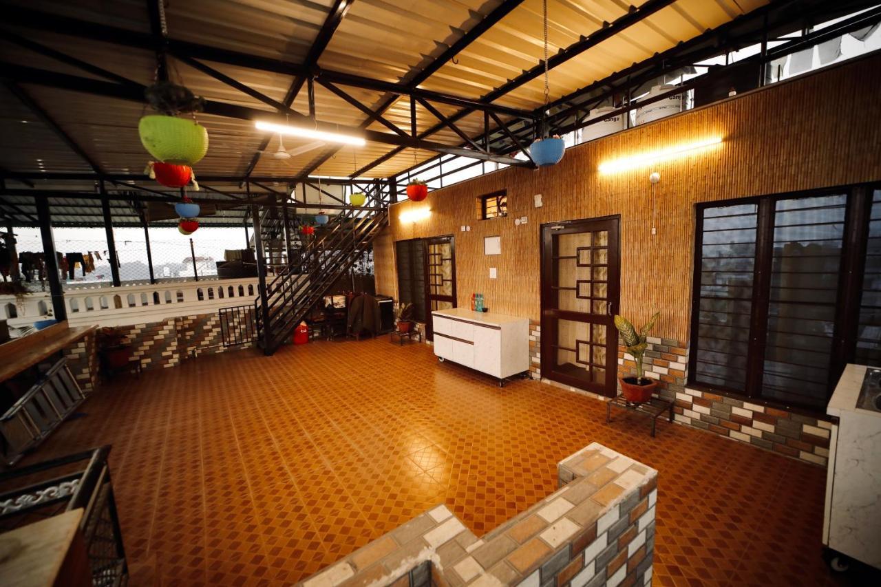 The Location, A Penthouse Hotel เดห์ราดุน ภายนอก รูปภาพ
