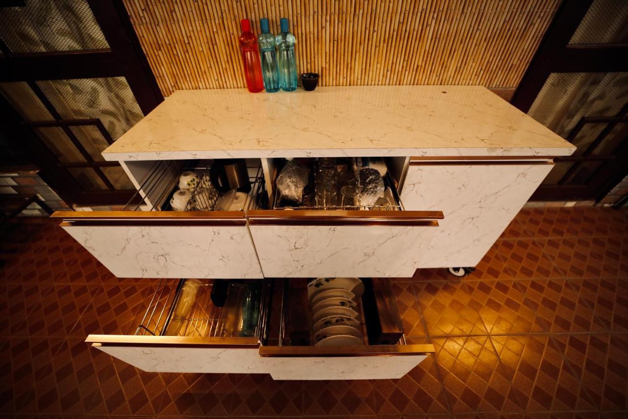 The Location, A Penthouse Hotel เดห์ราดุน ภายนอก รูปภาพ
