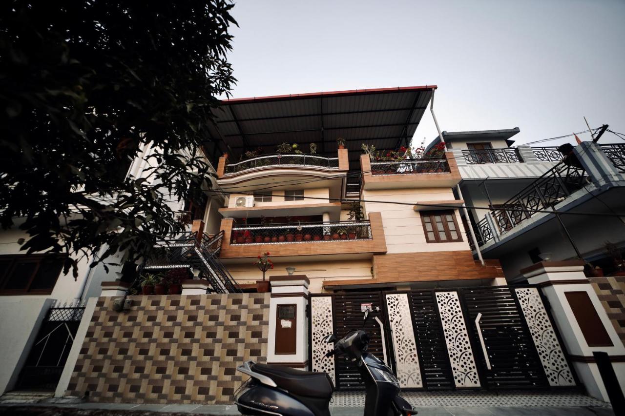 The Location, A Penthouse Hotel เดห์ราดุน ภายนอก รูปภาพ