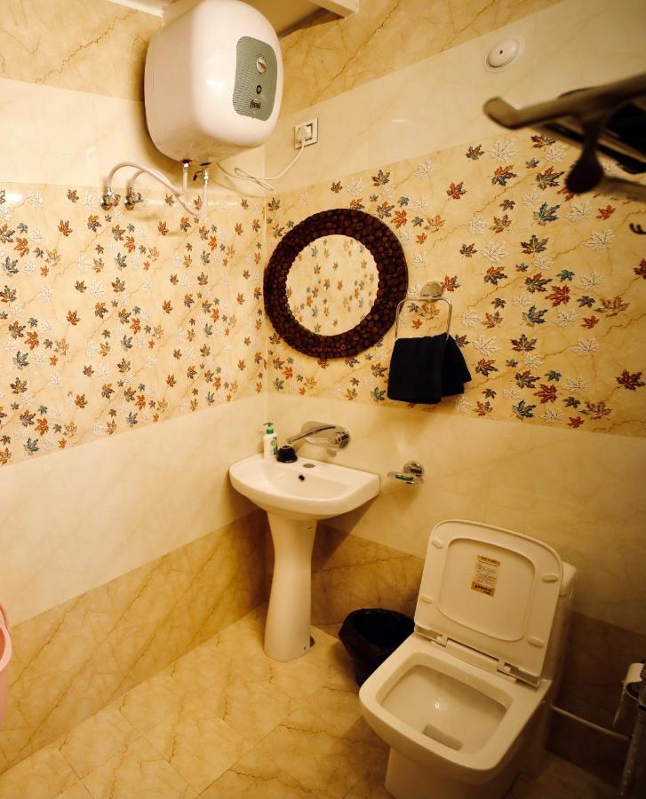 The Location, A Penthouse Hotel เดห์ราดุน ภายนอก รูปภาพ
