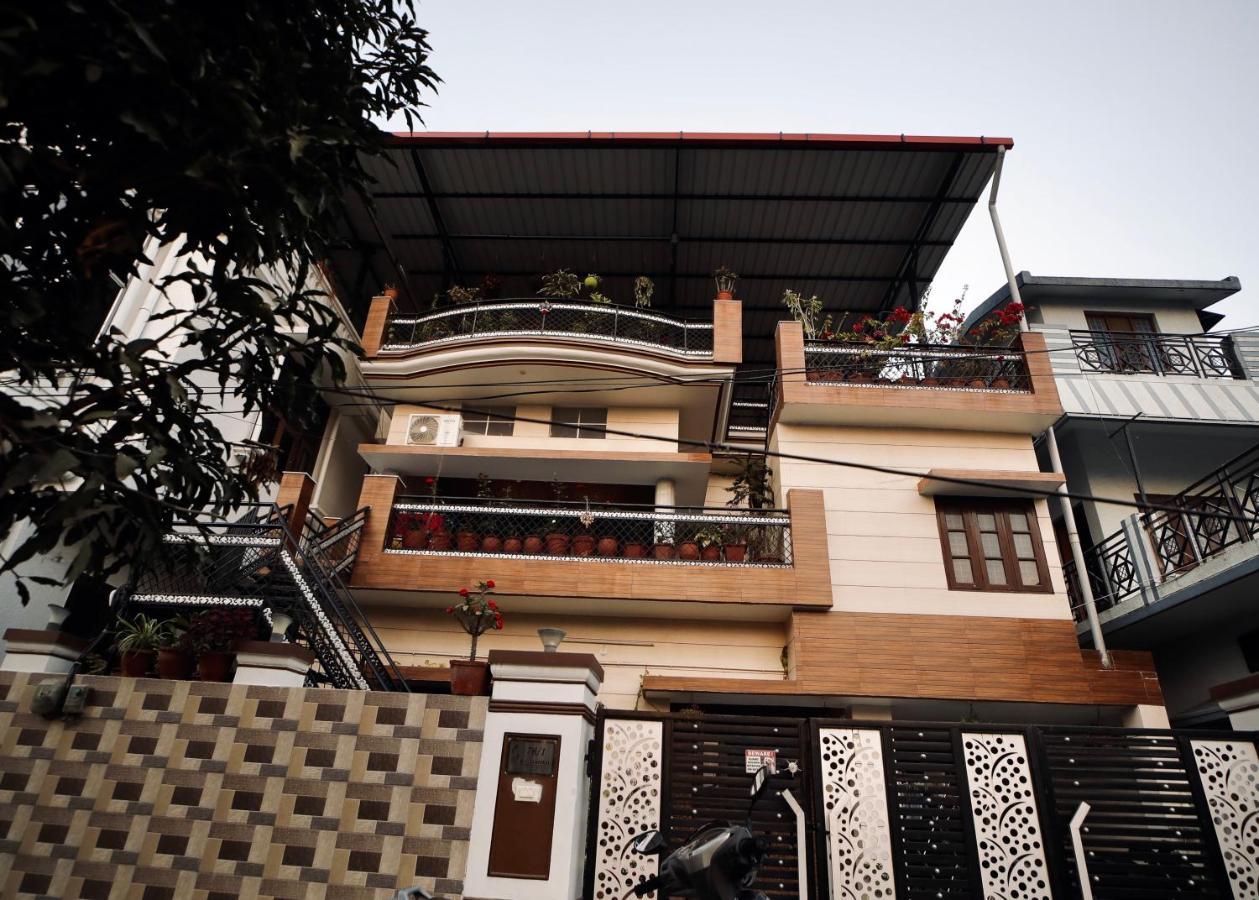 The Location, A Penthouse Hotel เดห์ราดุน ภายนอก รูปภาพ