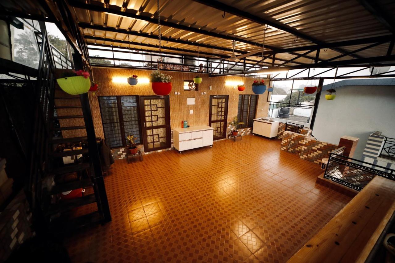 The Location, A Penthouse Hotel เดห์ราดุน ภายนอก รูปภาพ