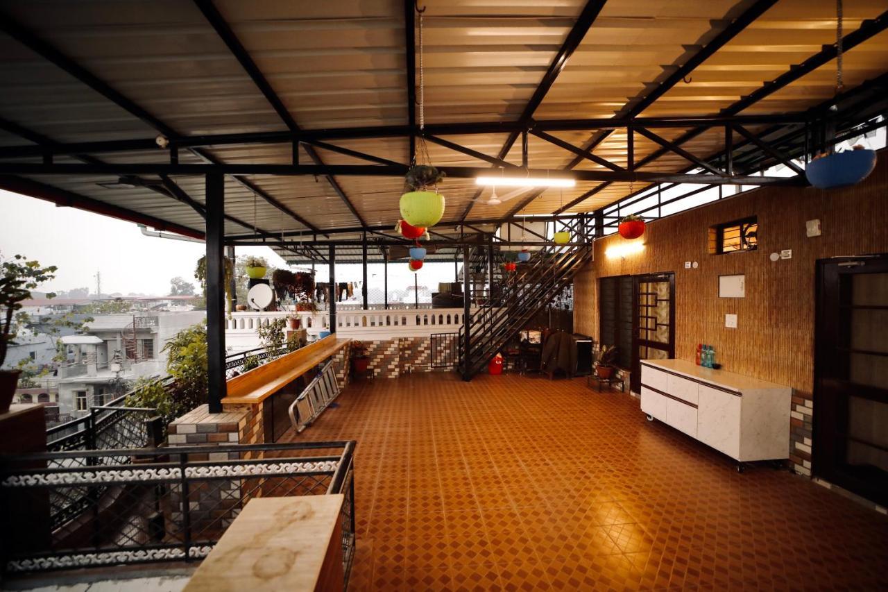 The Location, A Penthouse Hotel เดห์ราดุน ภายนอก รูปภาพ