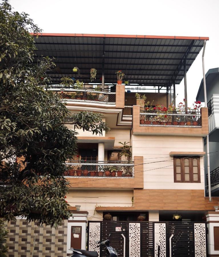 The Location, A Penthouse Hotel เดห์ราดุน ภายนอก รูปภาพ